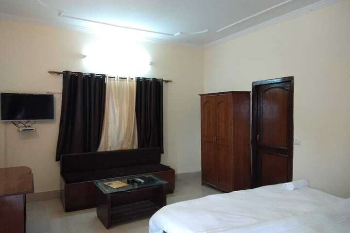 Room 6 of 10