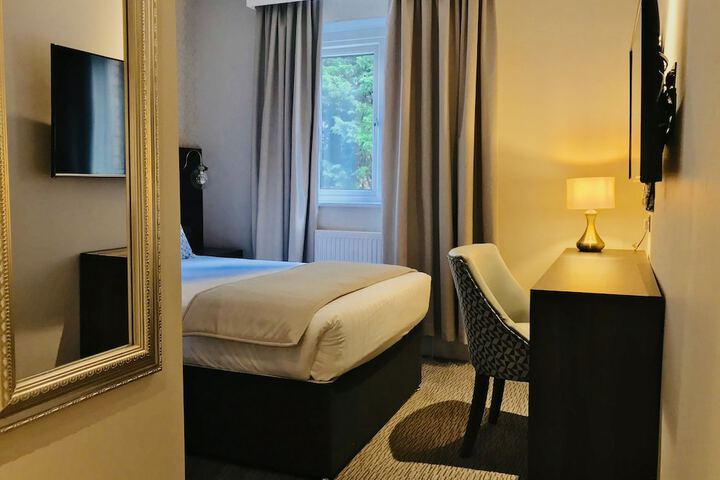 Room 5 of 105
