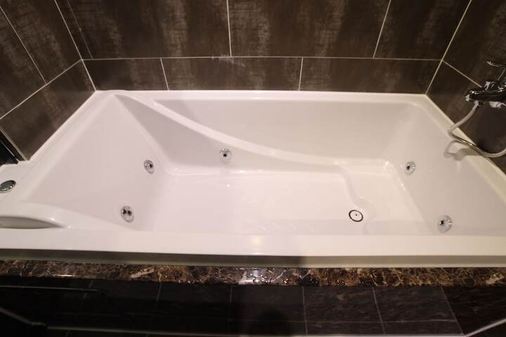 Jetted tub