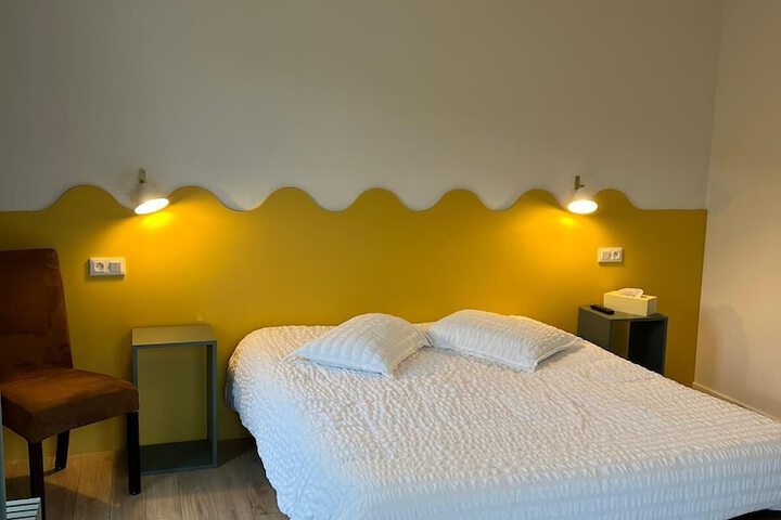 Room 10 of 122