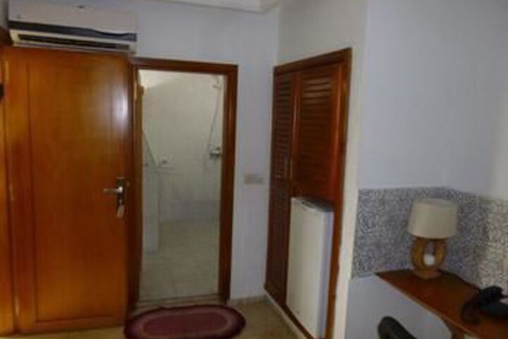 Room 13 of 16