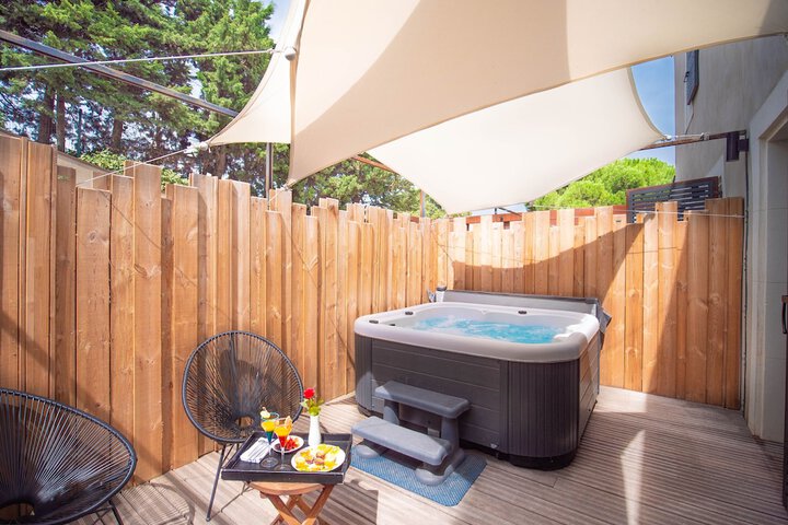 Hot Tub 62 of 101
