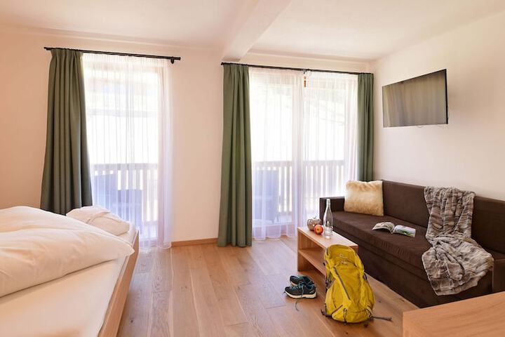 Room 8 of 152