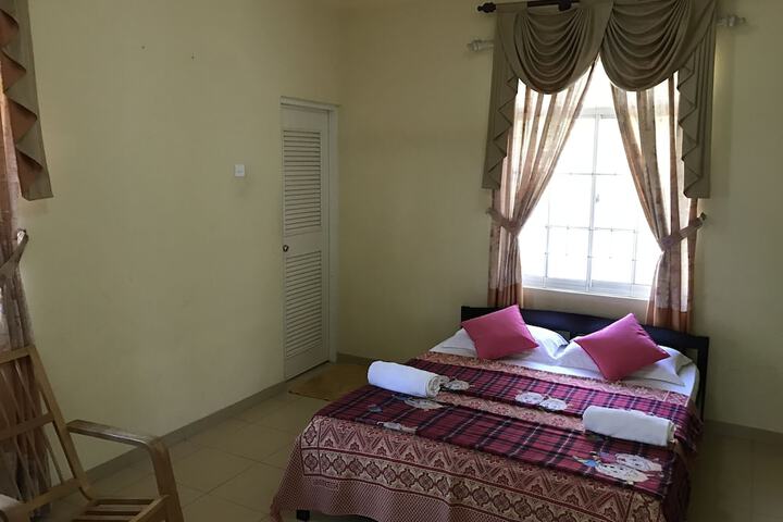 Room 4 of 8