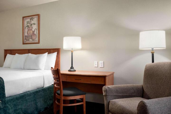 1 King Bed (6 of 9)