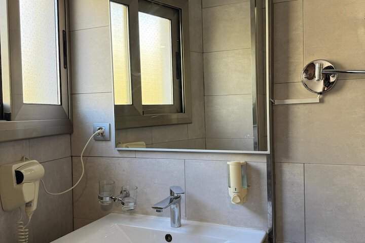 Room 42 of 63