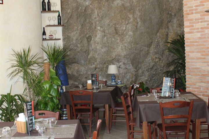 Dining 21 of 29