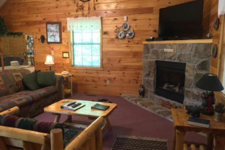 Bear Tracks Bear Oaks Cabin Between Pigeon Forge Gatlinburg in Sevierville, TN