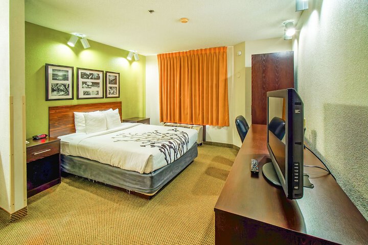 1 Queen Bed (1 of 4)