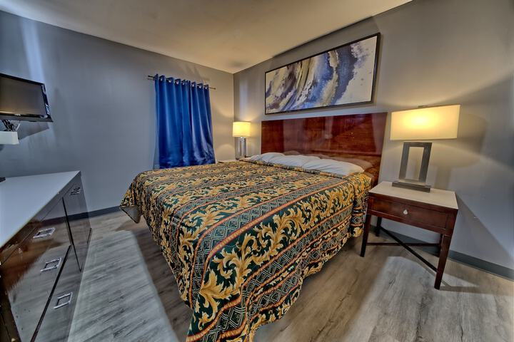 1 King Bed (9 of 24)