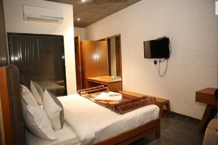 Room 4 of 23