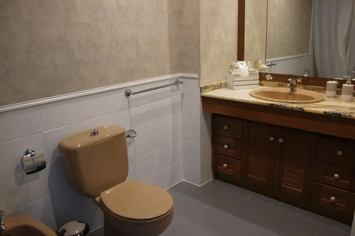 Room 6 of 10