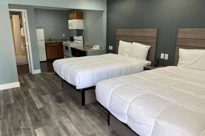 1 Queen Bed (6 of 30)