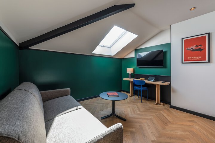 Room 7 of 16