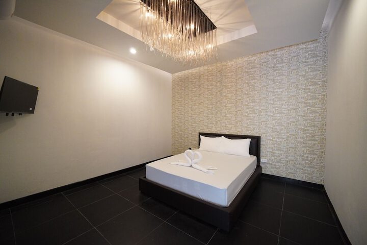 Room 3 of 9