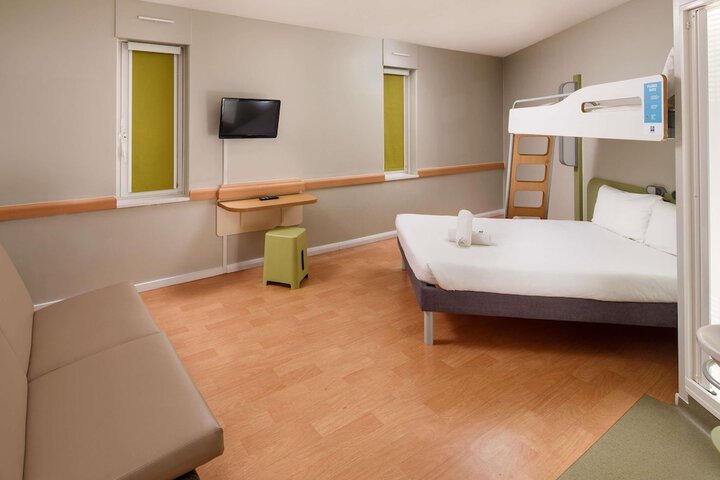 Room 33 of 60