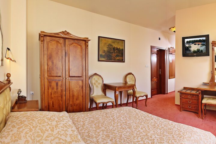 Room 10 of 43