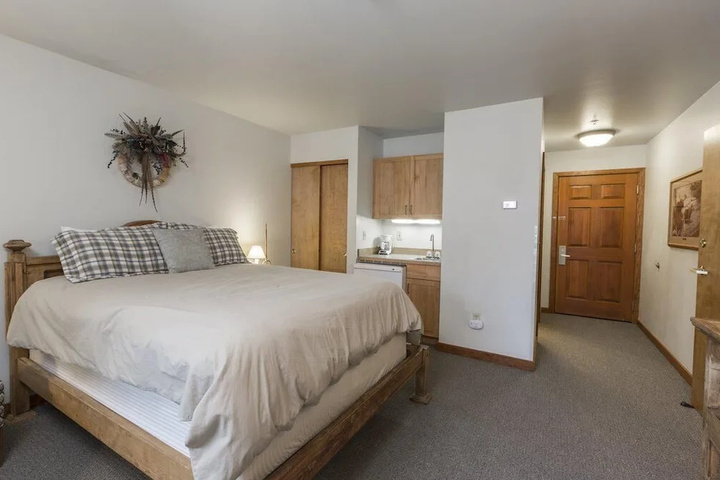 Room 4 of 10