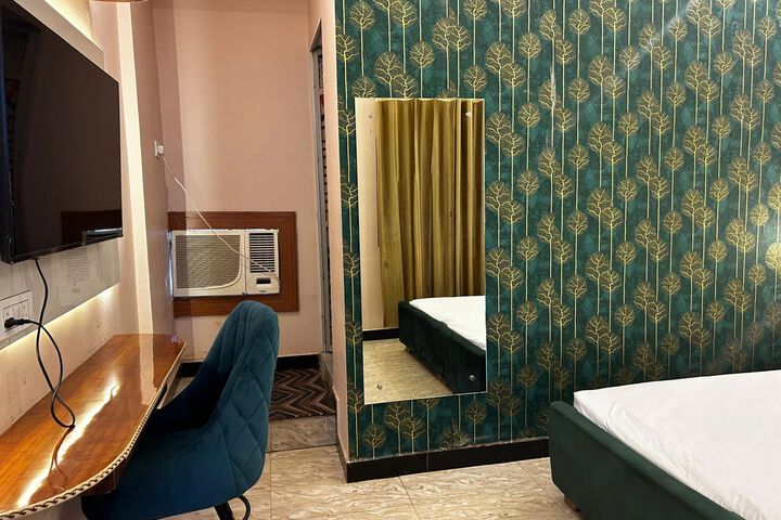 Room 1 of 7