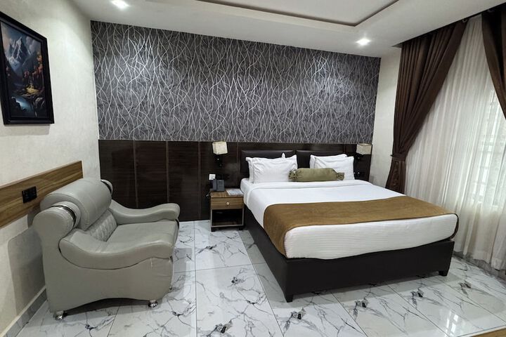 Room 8 of 43