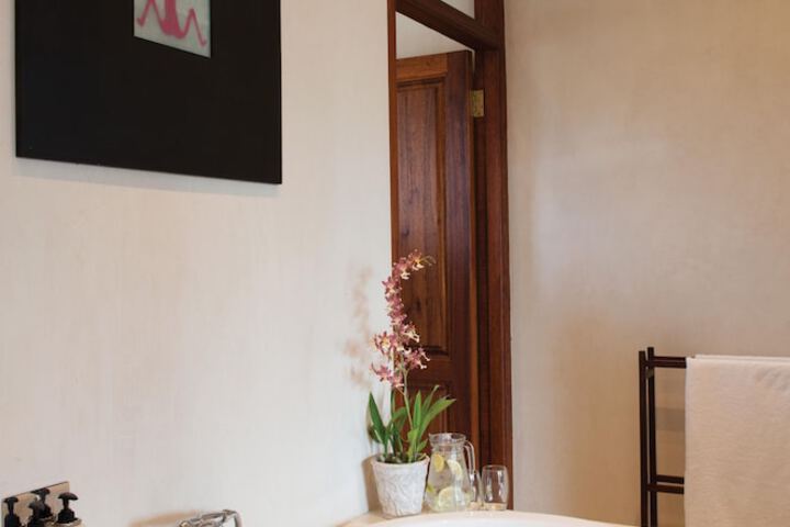 Deep soaking bathtub