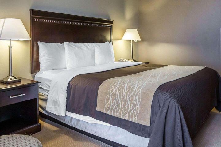 1 King Bed (4 of 17)