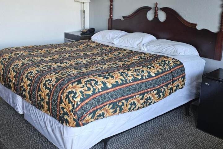 1 Queen Bed (7 of 8)