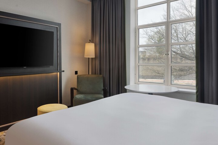 Room 42 of 192