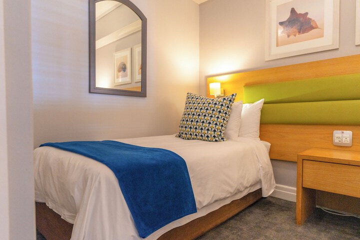 Room 38 of 370