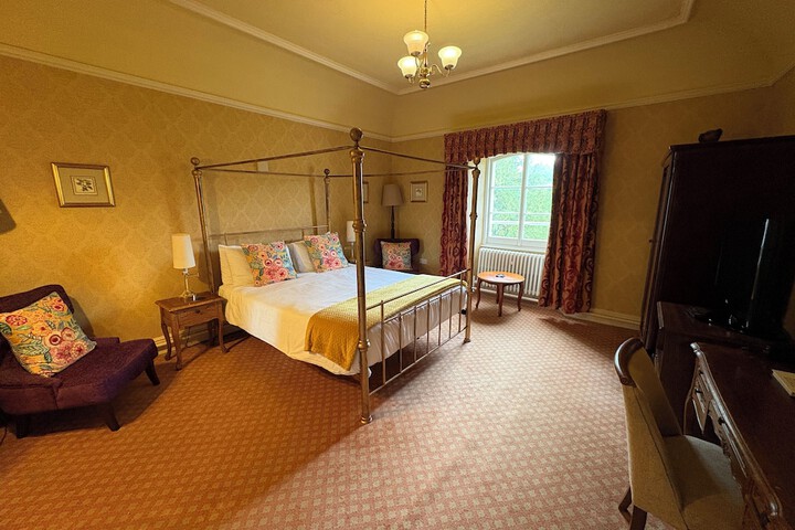 Room 17 of 104