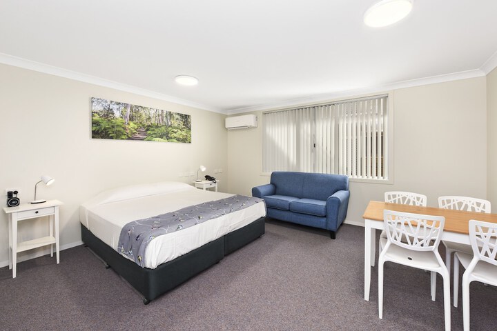 Room 4 of 8