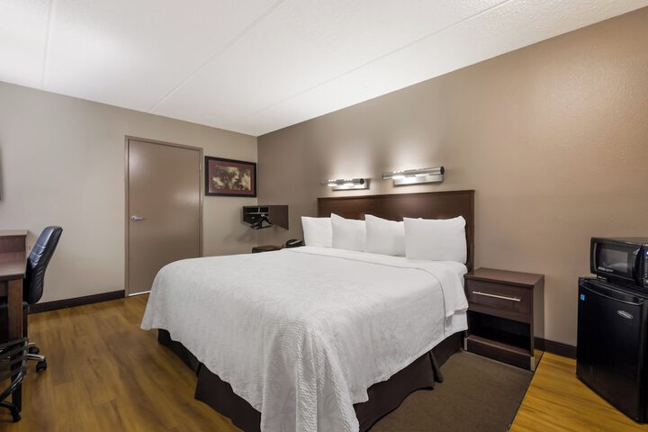Standard King Room (10 of 25)