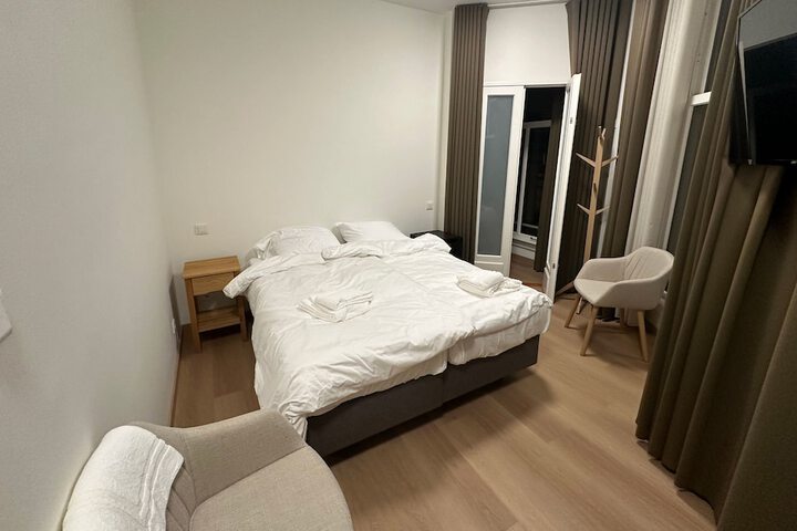 Room 2 of 32
