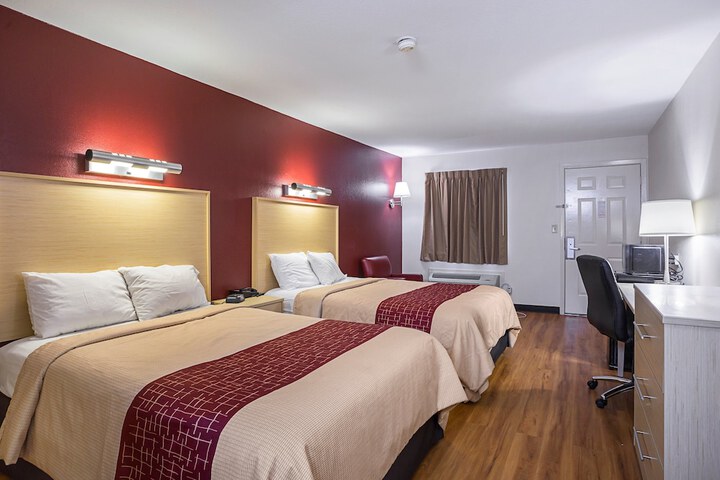 2 Double Beds (3 of 6)