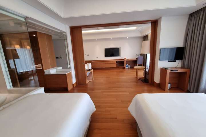 Room 12 of 100
