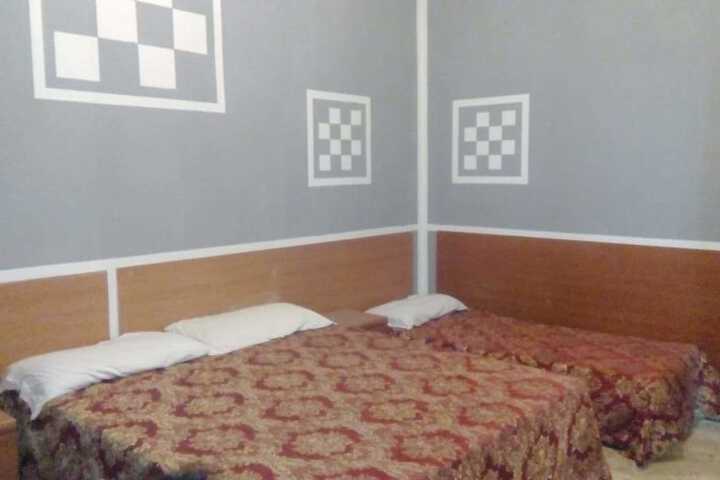 Room 7 of 12