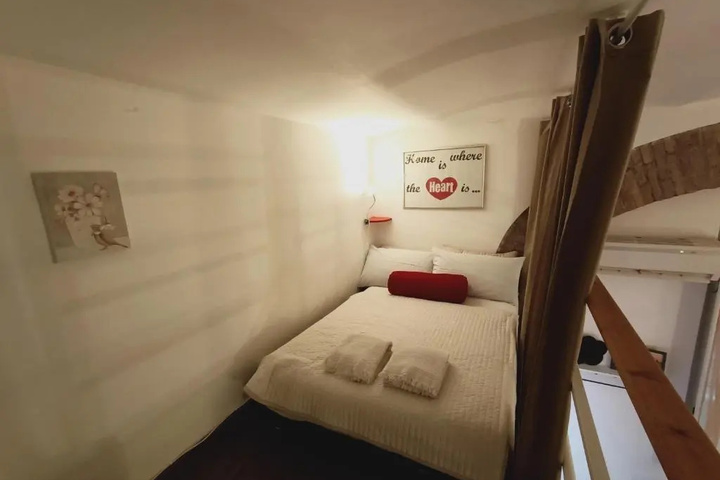 Room 3 of 9