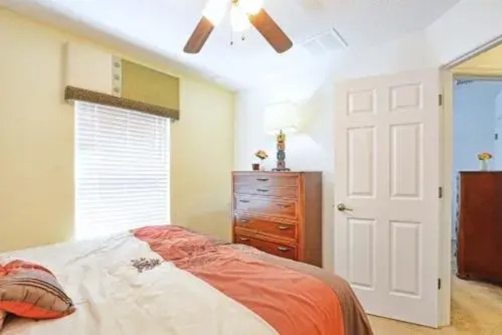 Room 4 of 10