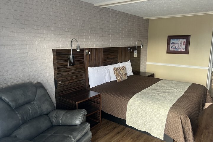 1 King Bed (3 of 17)