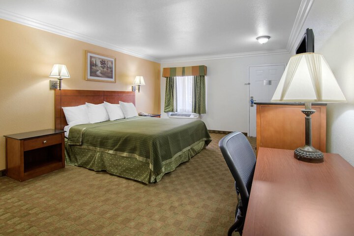 Room 17 of 28