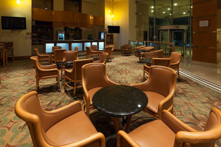 Lounge 33 of 40