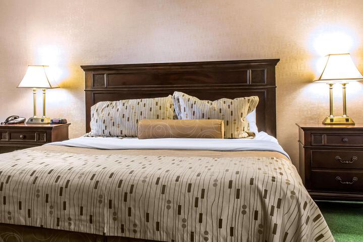 1 King Bed (5 of 6)