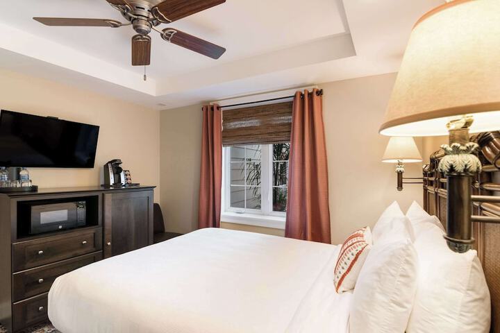 1 Queen Bed (10 of 15)