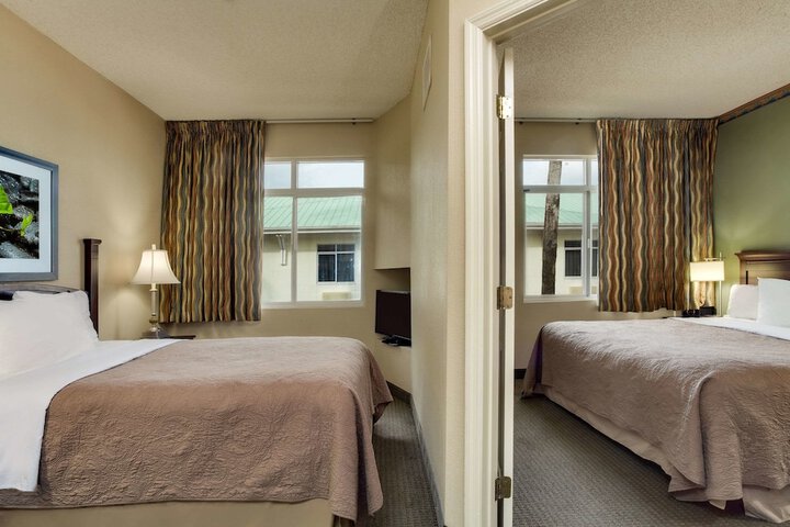 Suite Queen Bed (2 of 6)