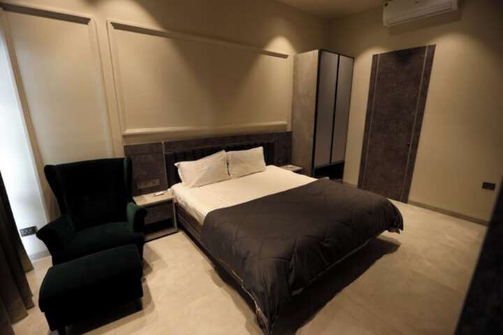 Room 11 of 48