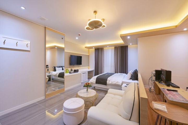 Room 42 of 61