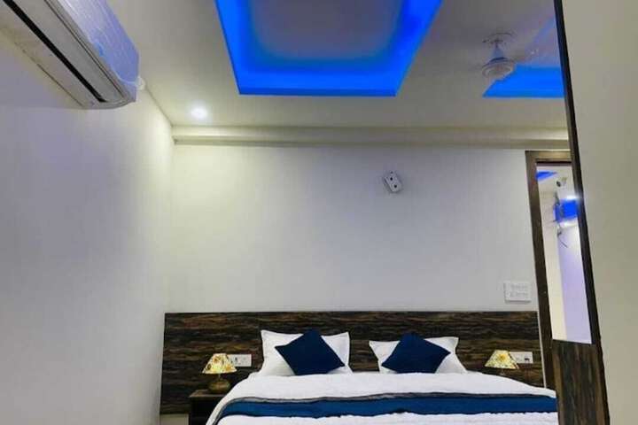 Room 4 of 16