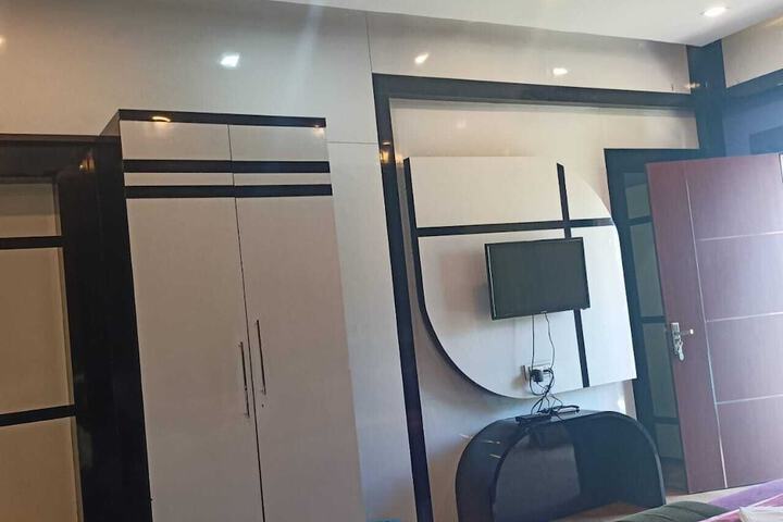 Room 10 of 34