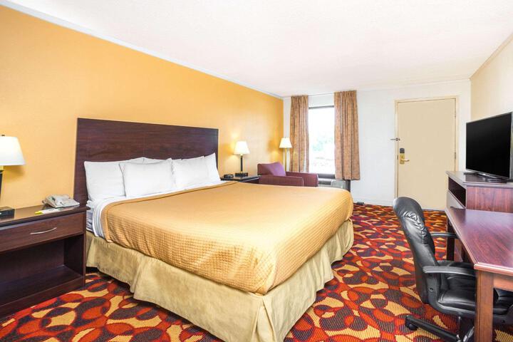 1 King Bed (4 of 8)