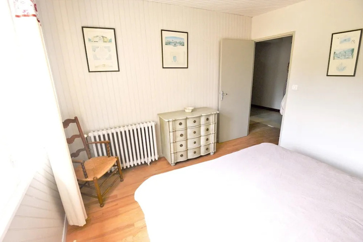 Room 4 of 9
